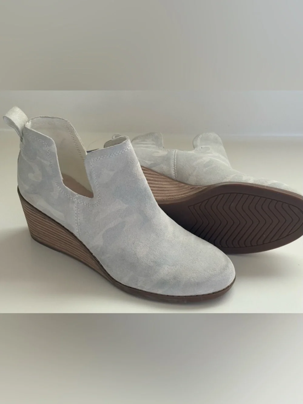 NWT TOMS Women's Kallie Egret Light Gray  Camo Printed Suede Wedge Booties Sz 8